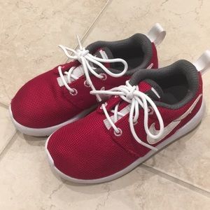 Red Nike Roshes. Little Kids.